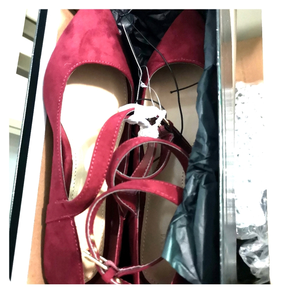 🌸 NWT Burgundy Flats 🌸